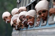 ФОТО: В Индии почти 500 школьников в костюмах Ганди установили мировой рекорд