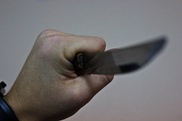 В Алматы дети спаслись от вооруженных грабителей под кроватью
