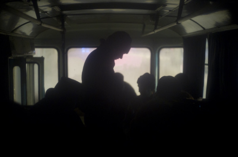 Пассажиры в заглохшем автобусе. Фото ©РИА НОВОСТИ