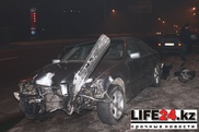 ФОТО: В Алматы водитель на BMW снес фонарный столб