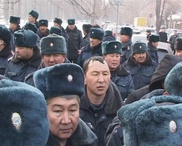 ФОТО: В Бишкеке у здания ГКНБ митингует дорожная милиция