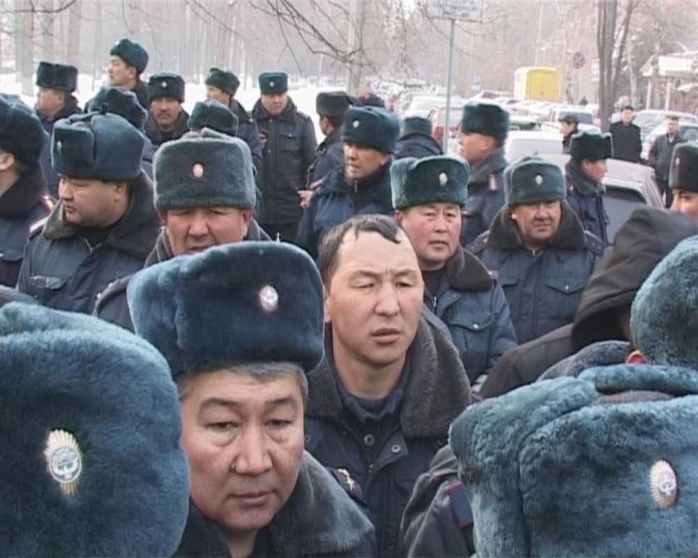 Сотрудники дорожной милиции Кыргызстана у здания ГКНБ КР. Фото ©tengrinews.kz