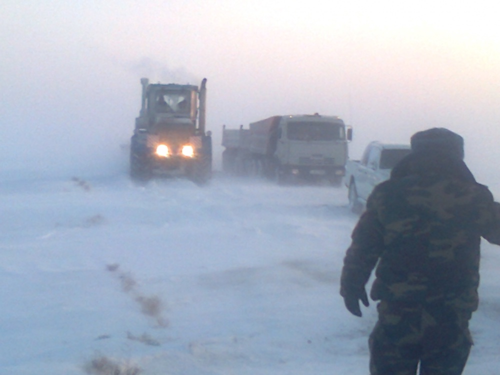 Спасатели Атырауской и Западно-Казахстанской областей эвакуируют людей из снежных заносов. Фото ©Пресс-служба ДЧС СКО