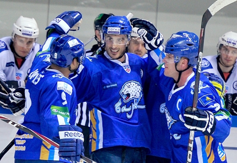 Хоккеисты "Барыса" празднуют победу над словацким "Львом". Фото с официального сайта ХК "Барыс". 
