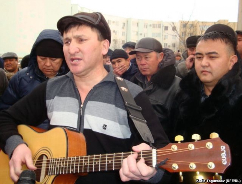 Казахский бард Жанат Есентаев. Фото с сайта rus.azattyq.org