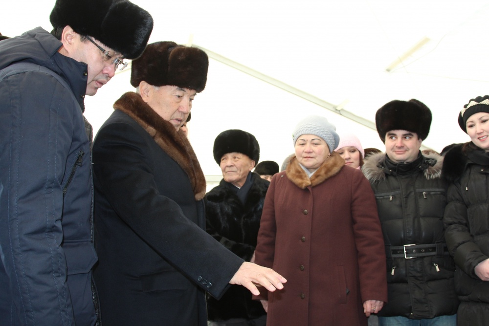 Нурсултан Назарбаев с жителями пригорода столицы