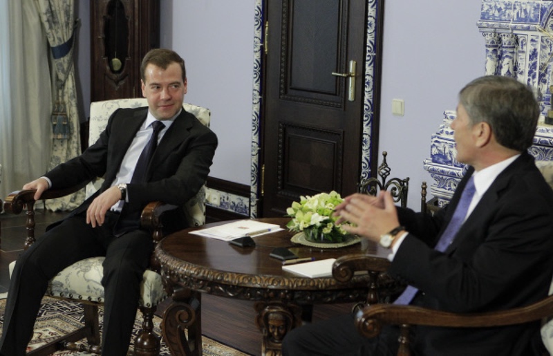 Президент России Дмитрий Медведев беседует с президентом Киргизии Алмазбеком Атамбаевым. Фото ©РИА НОВОСТИ