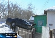 В Караганде автомобиль "запрыгнул" на забор