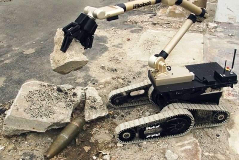 Роботы для обеспечения безопасности. IROBOT робот сапёр. Военные роботы IROBOT. IROBOT робот для разминирования. Многофункциональная разведывательно-Инженерная машина Warrior 710.