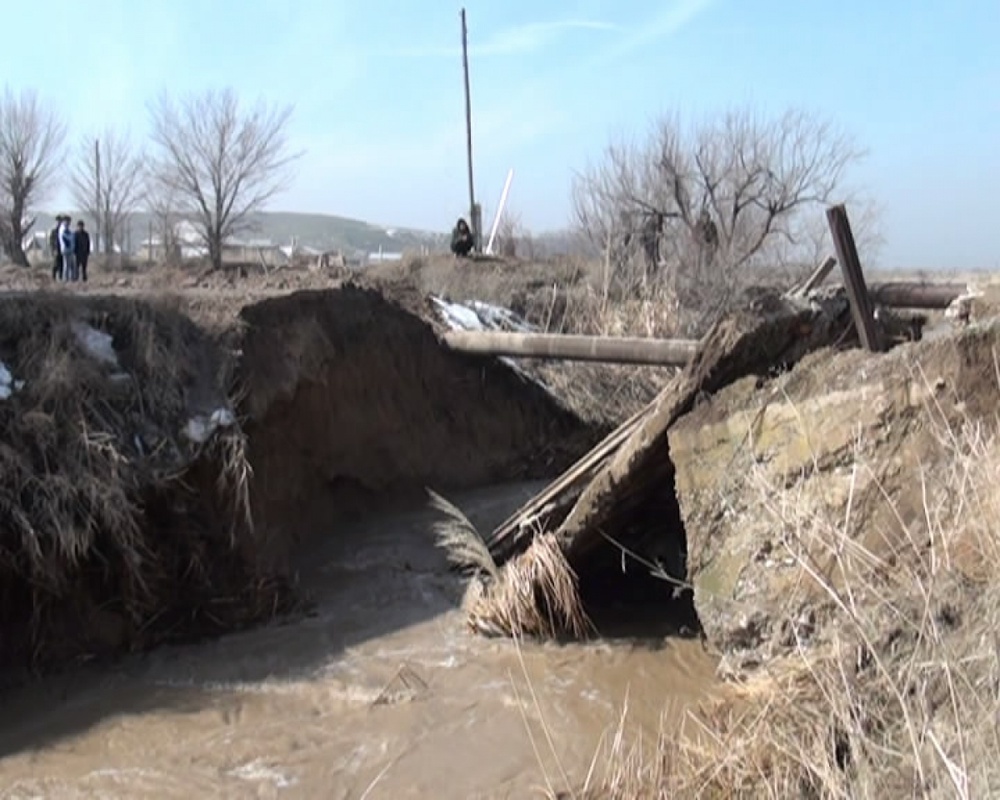 Из-за наводнения в пригороде Шымкента в микрорайоне Жана Талап рухнул мост. Фото ©tengrinews.kz