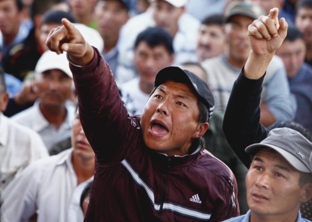 Собравшиеся требуют от действующей власти изменить Конституцию Кыргызстана. Фото ©РИА НОВОСТИ