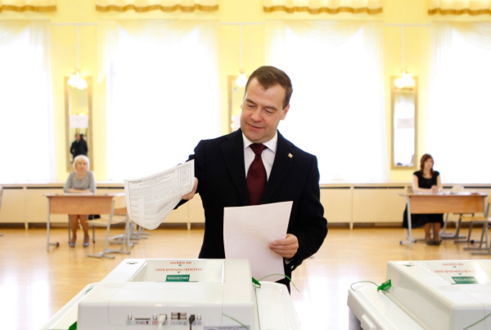 Президент России Дмитрий Медведев на избирательном участке. Фото ©РИА Новости