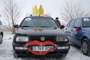 ФОТО: Автолюбительницы Актобе проехали с бокалом на крыше мимо дорожной полиции