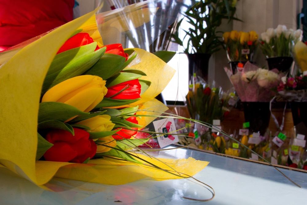 С 7 по 10 марта цветы в Астане подорожают на 300-500 тенге. Фото Даниал Окасов©