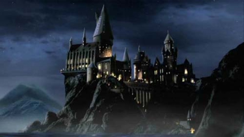 Школа чародейства и волшебства "Хогвартс". Кадр из киноэпопеи "Гарри поттер"
