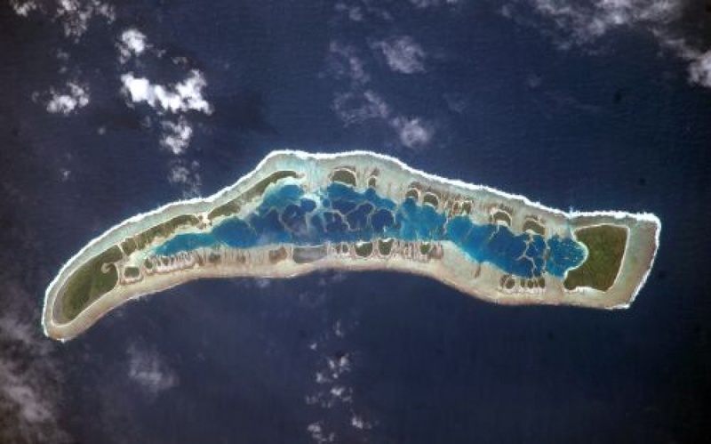 Один из атоллов Кирибати, сфотографированный с космоса. Фото с сайта ddimick.typepad.com