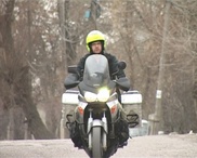 Шымкентские водители удивили немецкого байкера