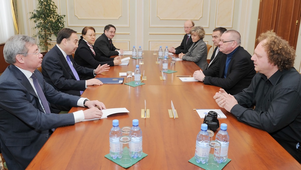 Встреча Ержана Казыханова с делегацией города Ипр. Фото Пресс-службы МИД