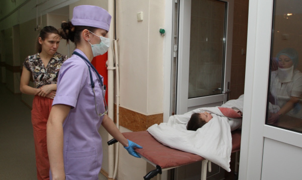 Медсестры привозят пациента из операционной в палату. Фото ©РИА НОВОСТИ