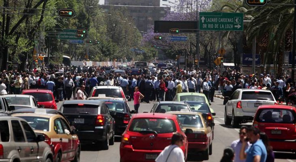 Тысячи мексиканцев выбежали на улицу после подземных толчков. Фото с сайта eluniversal.com.mx