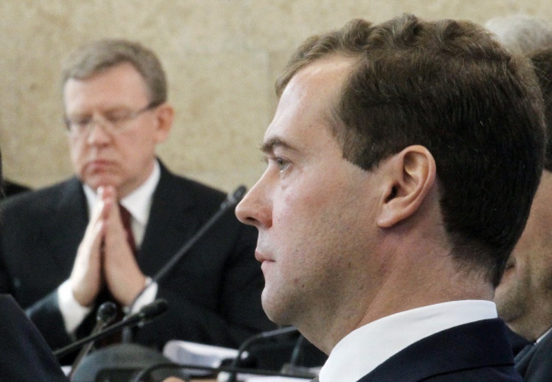 Дмитрий Медведев и Алексей Кудрин (на заднем плане). Фото РИА Новости 