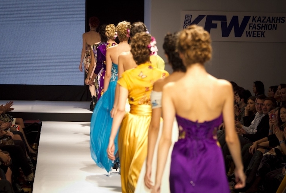 Казахстанские модели на подиуме KFW 2011. Фото Владимир Дмитриев©