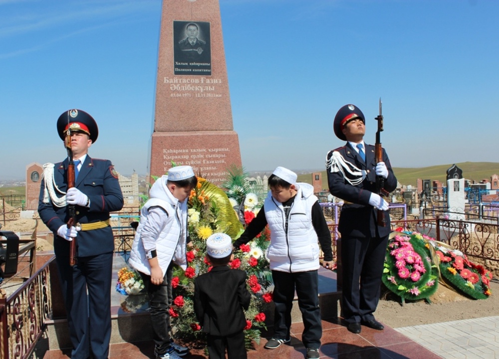 Церемония открытия монумента погибшему при теракте полицейскому Газизу Байтасову.
Фото пресс-службы ДВД Жамбылской области.