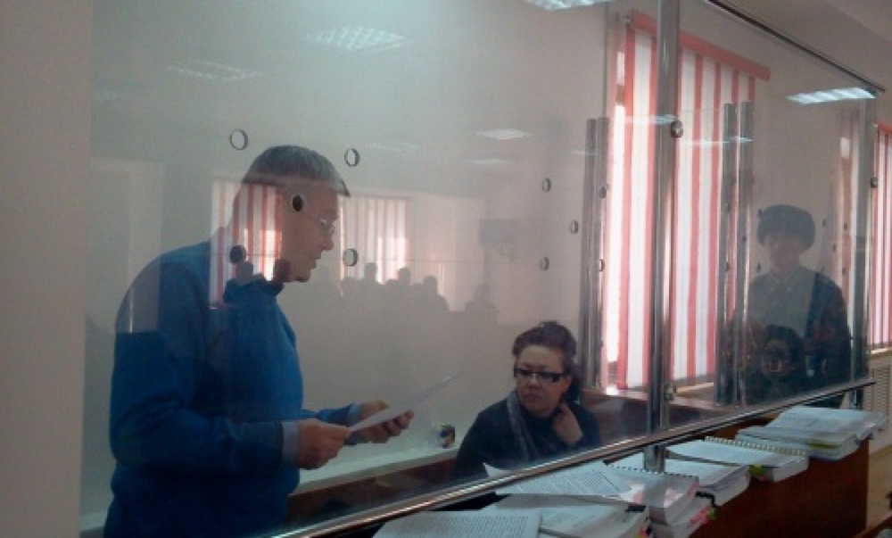 Алмаз Ташенова в суде. Фото с сайта megapolis.kz