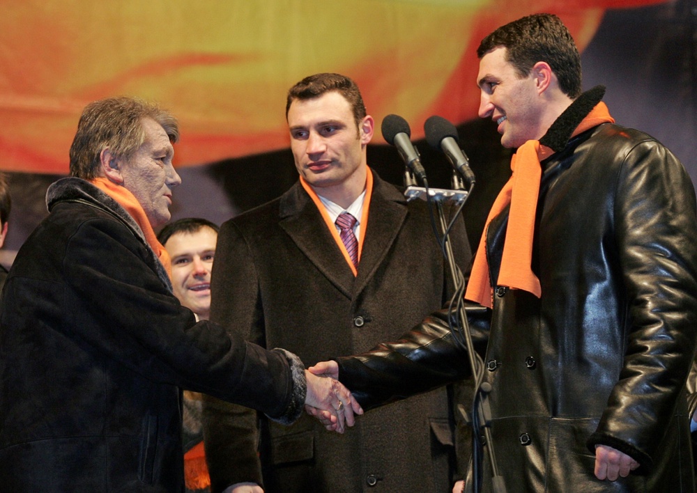 Виктор Ющенко, Виталий и Владимир Кличко во время митинга на Майдане Незалежности в Киеве 22 декабря 2004 года. Фото ©REUTERS