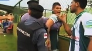 ВИДЕО: В Бразилии футболист накинулся на судью во время матча