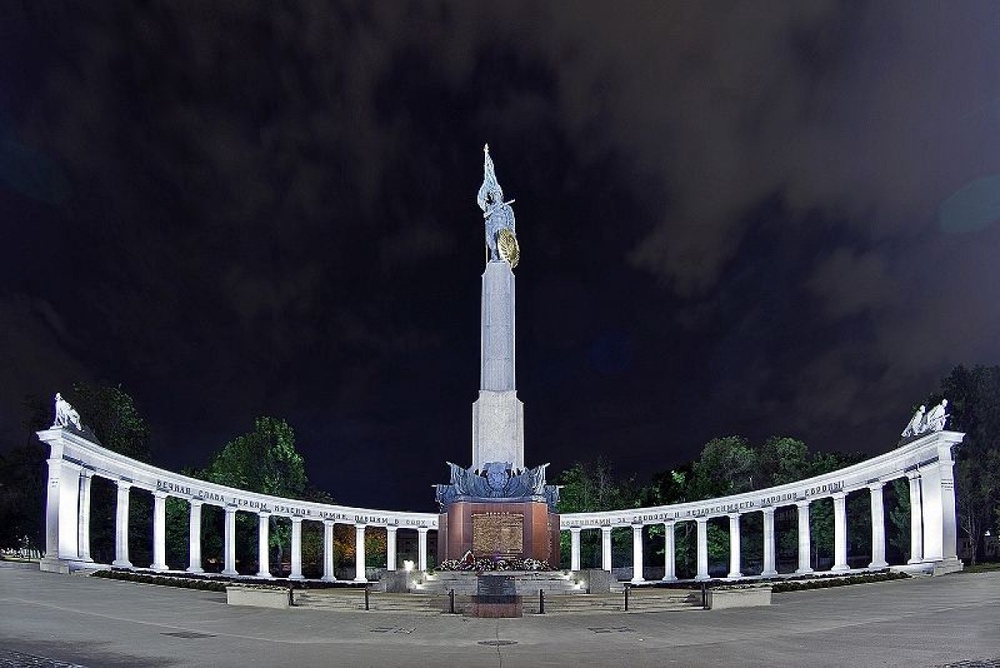 Мемориал Советским воинам на площади Шварценбергплац в центре Вены.   Фото DanielZanetti