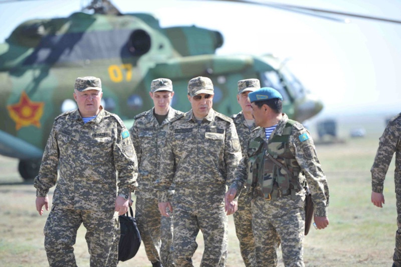 Министр обороны Казахстана в сопровождении подчиненных. Фото пресс-службы МО РК 