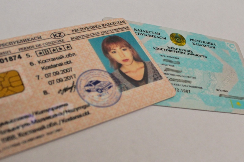 Водительское удостоверение и удостоверение личности РК. Фото Даниал Окасов©