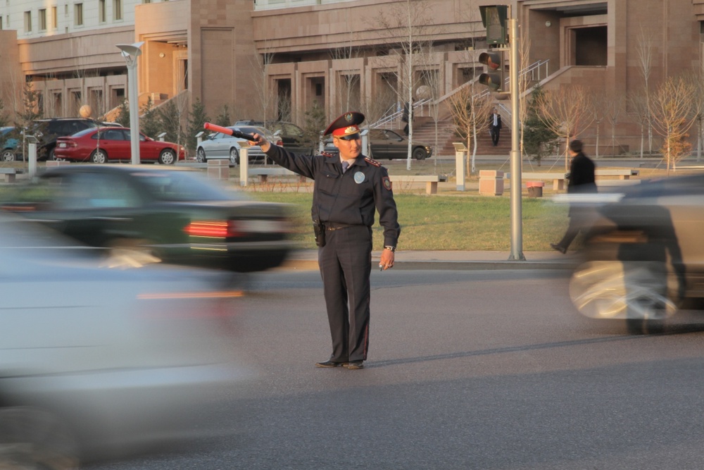 Инспектор дорожной полиции регулирует движение. Фото Даниал Окасов©