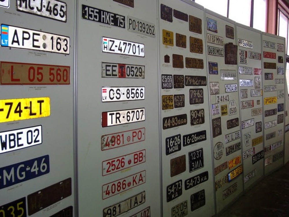 Автомобильные номера разных стран. Фото с сайта autokadabra.ru