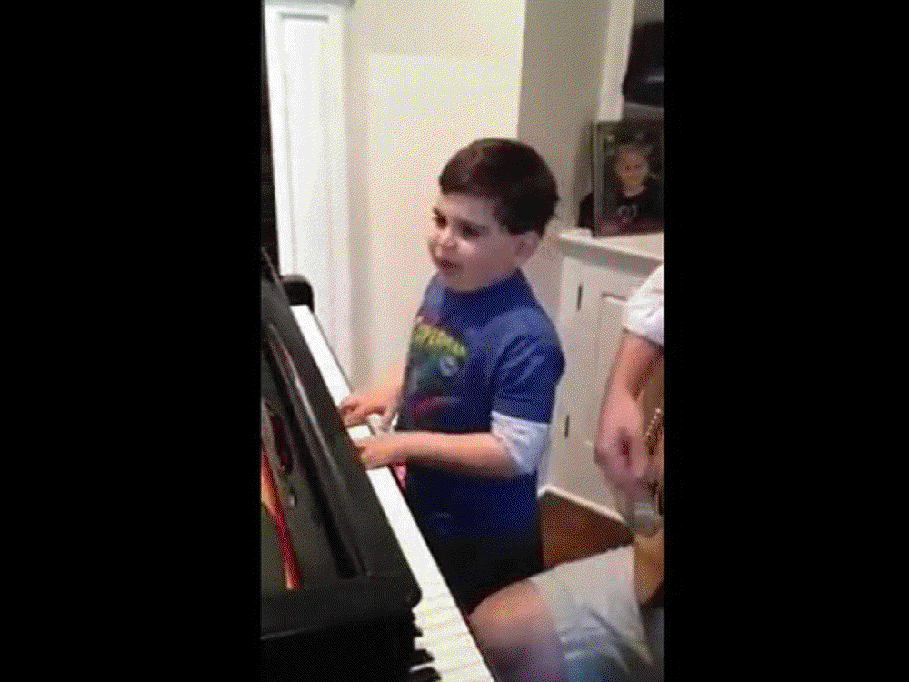 Шестилетний мальчик-аутист исполняет Piano Man.
Фото с YouTube.