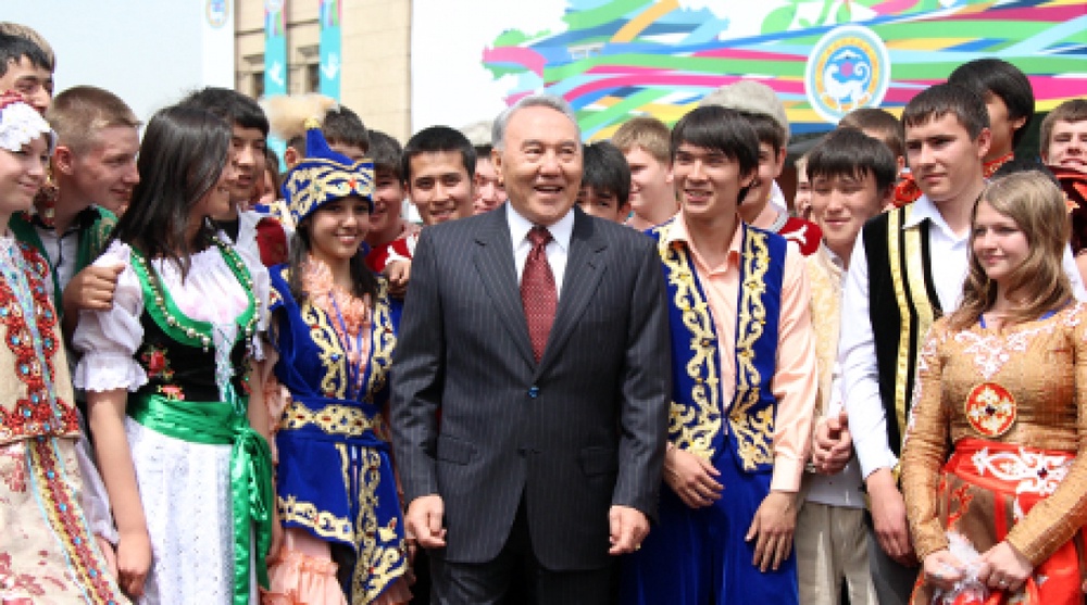 Нурсултан Назарбаев с участниками празднования. Фото ©Ярослав Радловский