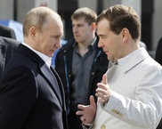 Медведев и Путин присоединились к первомайской демонстрации