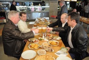 Медведев и Путин выпили пива в баре после первомайской демонстрации