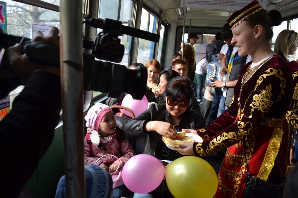 Для жителей Павлодара в честь праздника приготовили национальные угощения. Фото ©Tengrinews