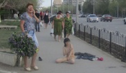 По центру Актобе бегала голая девушка