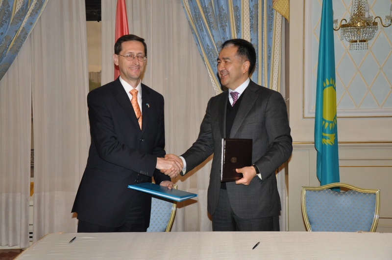 Министр экономического развития и торговли Казахстана Бакытжан Сагинтаев и государственный секретарь Венгрии Михай Варга. Фото МЭРТ