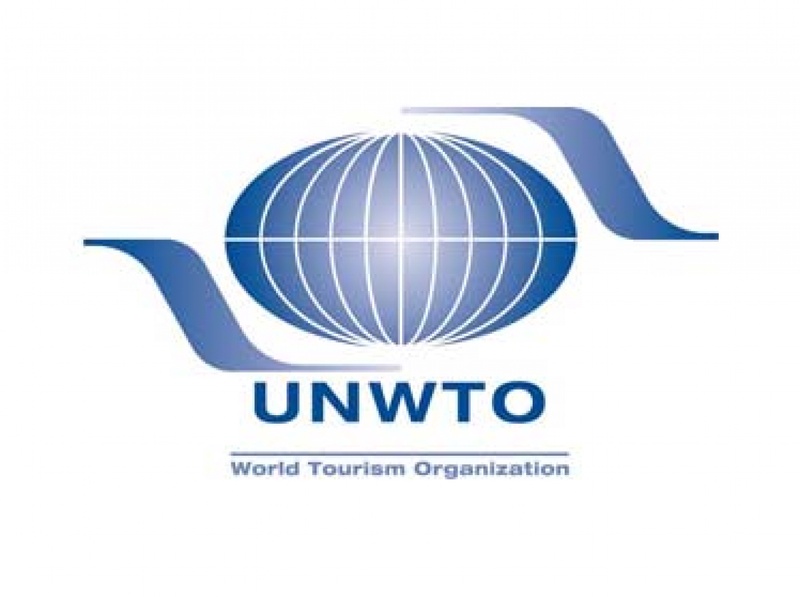 Логотип Всемирной туристической организации. Фото с сайта podrobno.uz