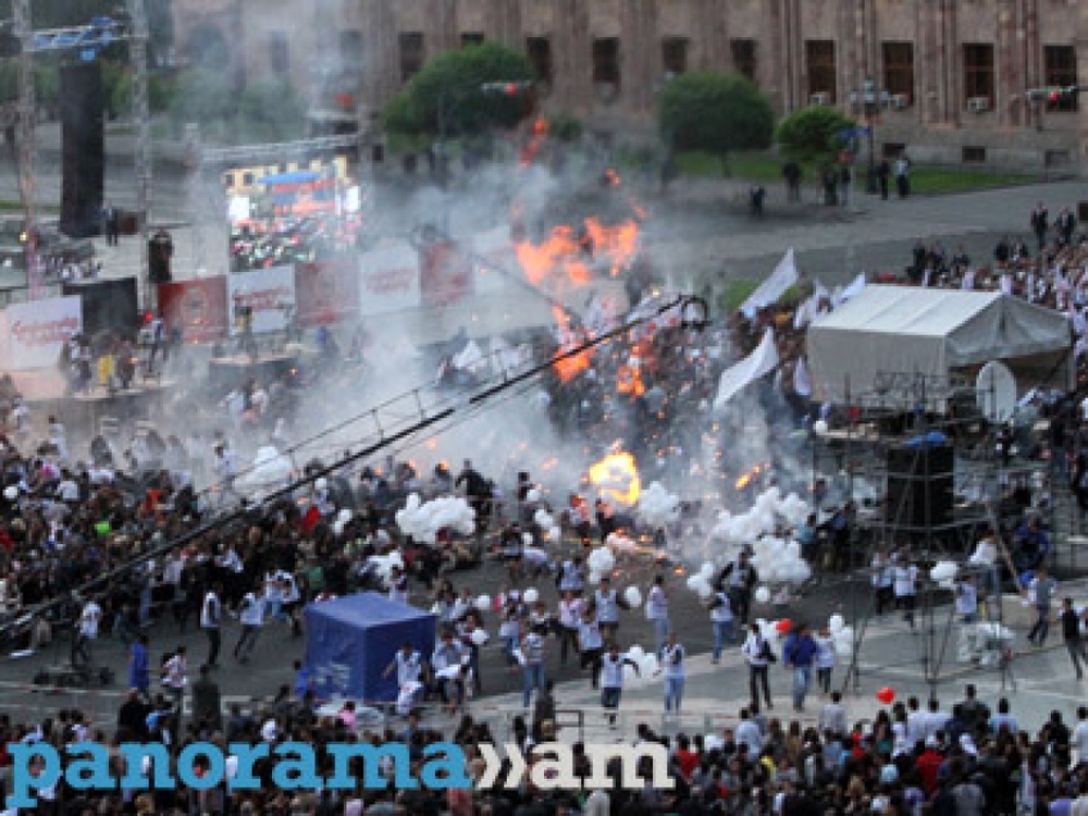 На площади в Ереване взорвались сотни воздушных шаров. Фото panorama.am