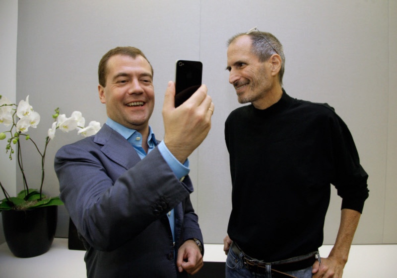 Президент РФ Дмитрий Медведев получил в подарок от президента фирмы Apple Стива Джобса новейшую модель смартфона iPhone четвертого поколения. Фото ©РИА Новости