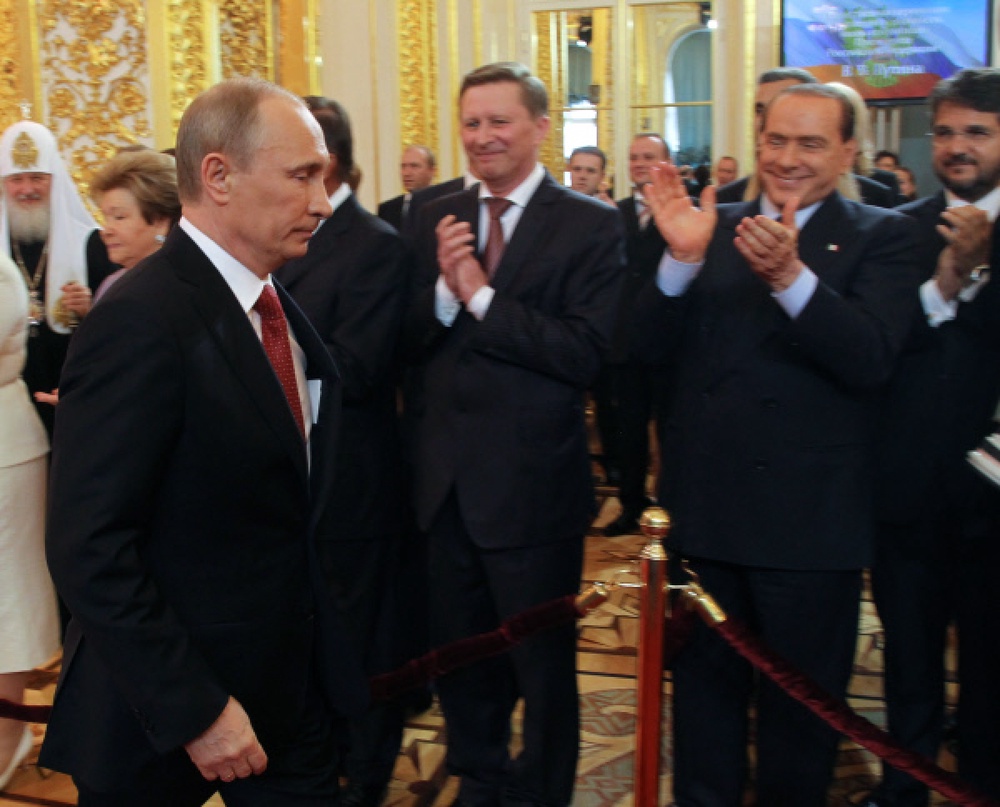 Избранный президент РФ Владимир Путин (слева) входит в Андреевский зал Большого Кремлевского дворца, где проходит церемония инаугурации. Фото ©РИА НОВОСТИ