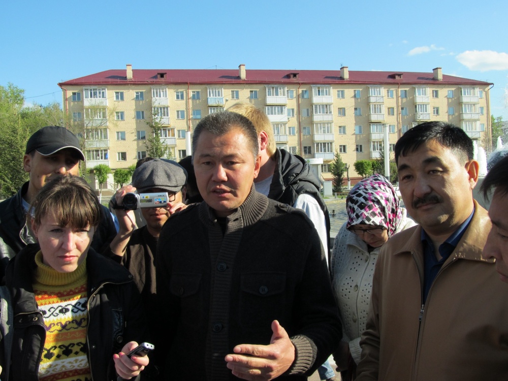 Заместитель акима Казыбекбийского района Кайрат Бегимов (слева). Фото ©tengrinews.kz