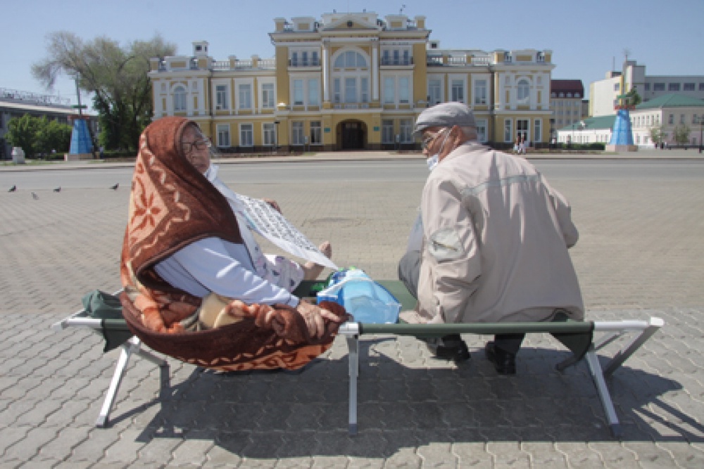 Супруги Азбергеновы объявили голодовку на площади в Уральске. Фото uralskweek.kz