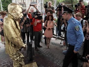 ФОТО: На Украине поставили памятник писающему Сталину