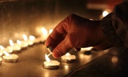 В память о погибших в ВОВ земляках казахстанцы зажигают свечи